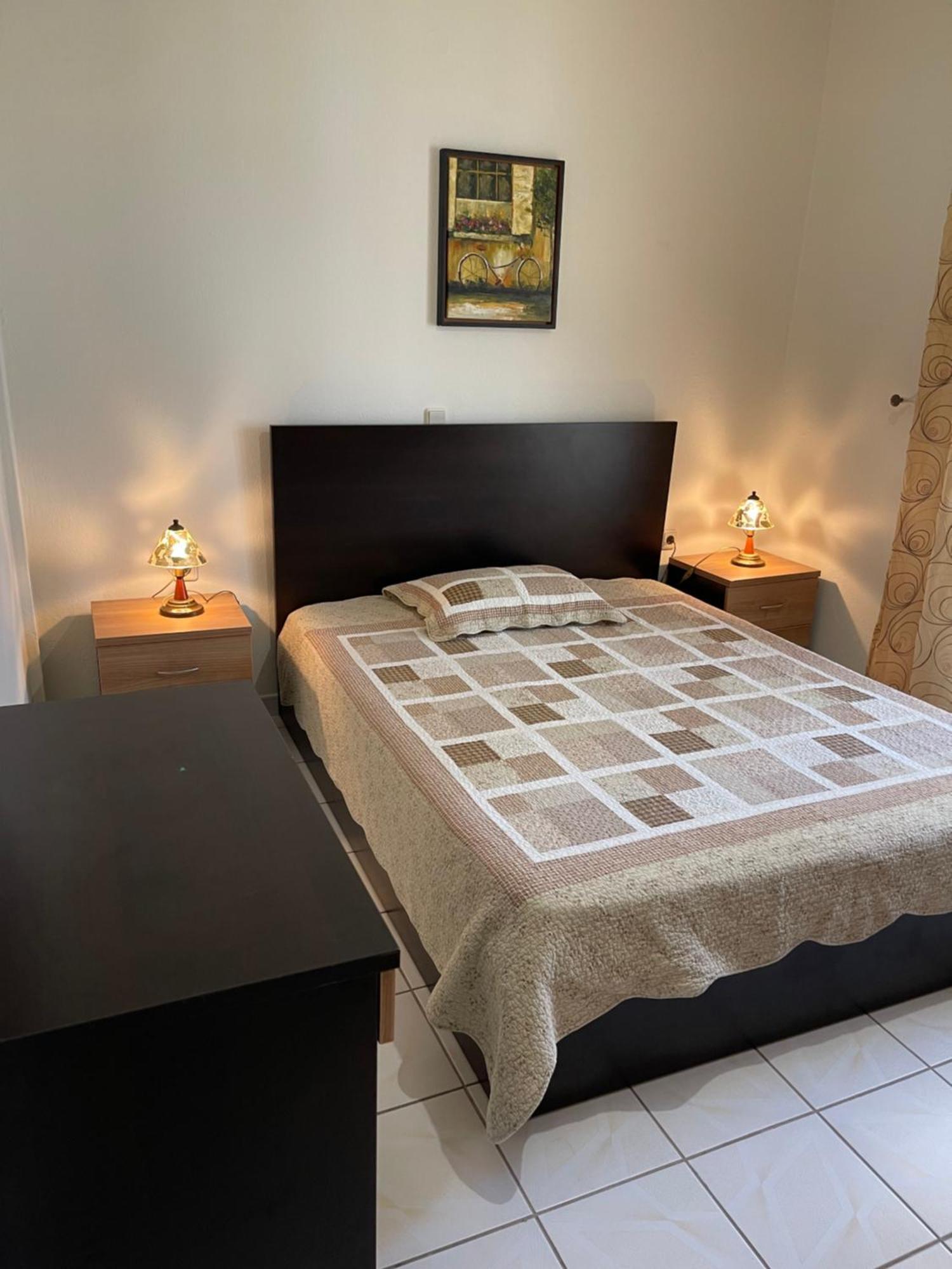 Aura Apartment Ofrinion Luaran gambar